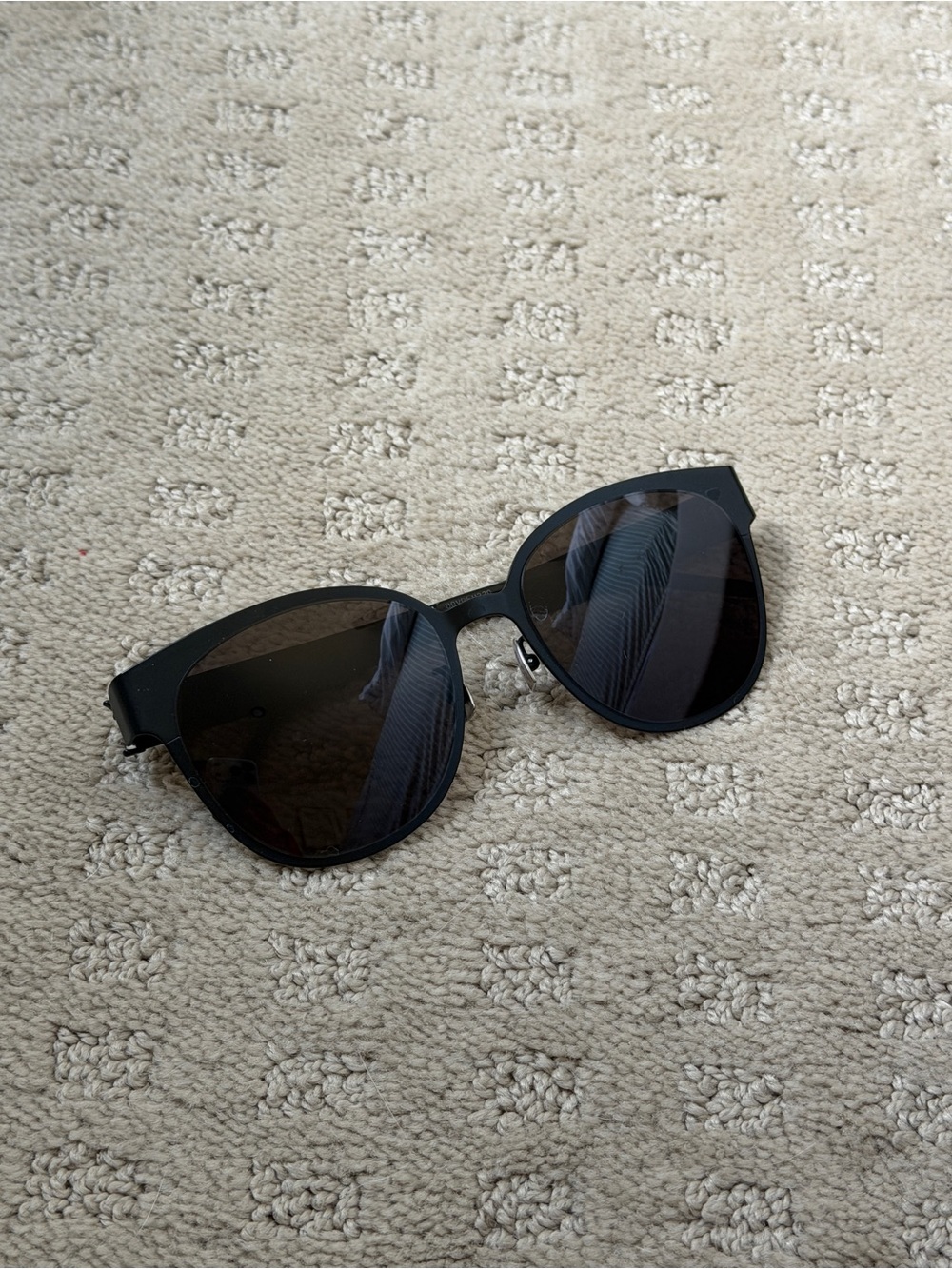 Saint Laurent Black Cat-Eye Sunglasses with Dark Lenses - Picture 2 of 9